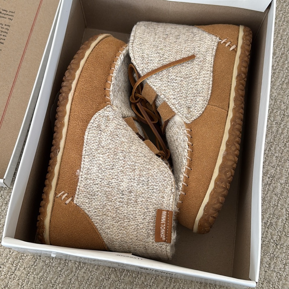Minnetonka cinnamon Torrey slipper shoes
New in box